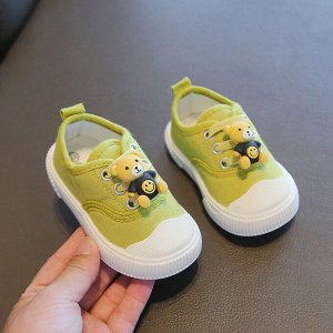 Кеды детские на шнурках, зеленые с белой подошвой и декором в виде мишки
