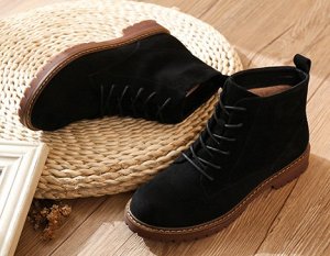 Ботинки Ботинки, оформленные удобной шнуровкой спереди цвет: ЧЕРНЫЙ, замша. Размер (длина стопы, см): 35 (22.5см), 38 (24см), 39 (24.5см) высота каблука 3см
