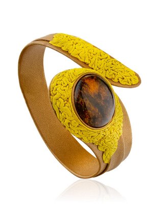 Эффектный браслет «Змейка» из натуральной кожи, украшенный коньячным янтарём