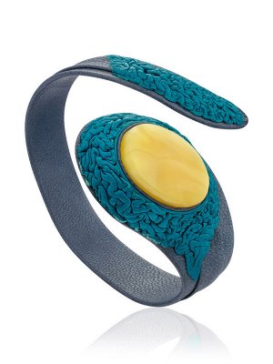Яркий браслет из натуральной кожи «Змейка», украшенный медовым янтарём
