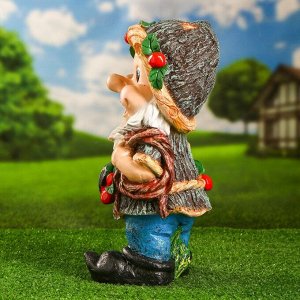 Садовая фигура "Гномик с ягодами на шляпе и косой" 17х20х37см