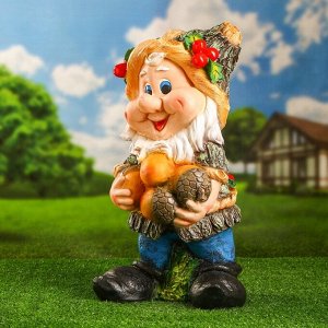 Садовая фигура "Гномик с ягодами на шляпе и орехами" 26х47см