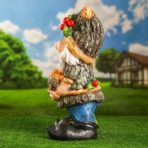 Садовая фигура "Гномик с ягодами на шляпе и орехами" 26х47см