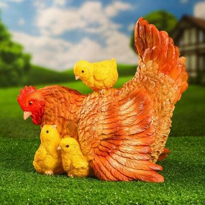 Садовая фигура "Курочка с цыплятами сидячая" 32х34см
