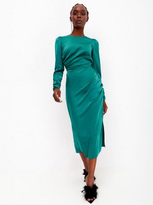 Платье с ассиметричной драпировкой зеленое. Цвет зеленый