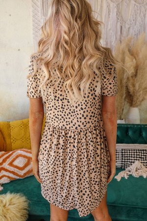Бежевое леопардовое платье-туника с баской и коротким рукавом
