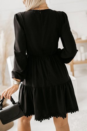 Черное атласное платье с глубоким вырезом и отделкой из кружева