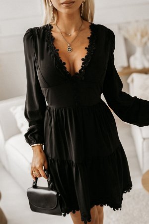 Черное атласное платье с глубоким вырезом и отделкой из кружева