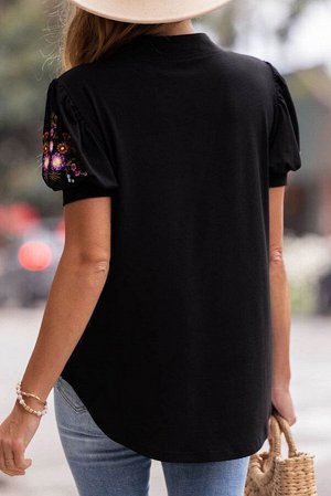 Черная трикотажная футболка с V-образным вырезом и цветочной вышивкой