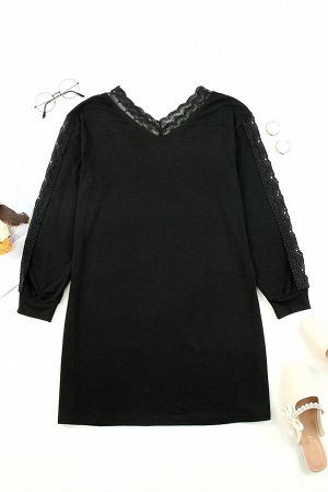 Черное мини-платье с длинным рукавом и элементами кроше