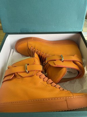 Продам кроссовки фирмы Buscemi