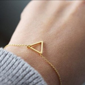 Украшение женское, браслет на руку, золотого цвета, с треугольником, длина 16см (бижутерия)