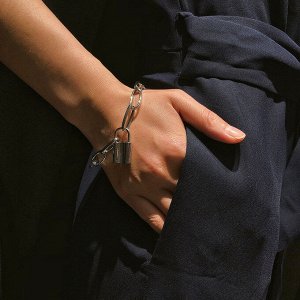 Украшение женское, браслет на руку, серебряного цвета, крупного плетения, с замком (бижутерия)