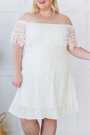 Белое платье плюс сайз с открытыми плечами и кружевными рукавами