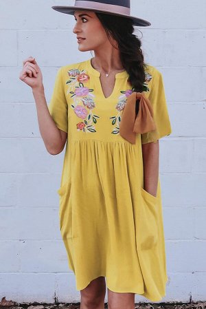 Желтое платье бебидолл с цветочной вышивкой и коротким рукавом