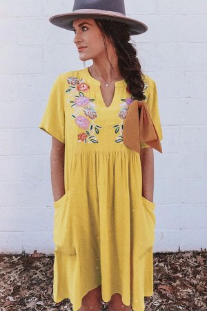 Желтое платье бебидолл с цветочной вышивкой и коротким рукавом