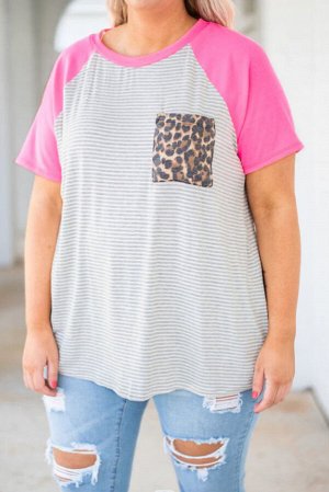 Бело-розовая полосатая футболка плюс сайз с нагрудным карманом