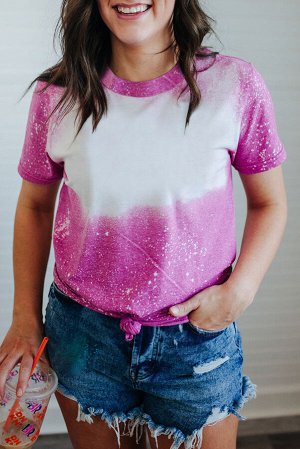 Розовая футболка с потертостями и круглым вырезом