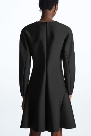 Платье из текстурированного черного скуба