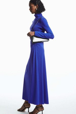 Голубое платье миди с высоким воротником с оборками