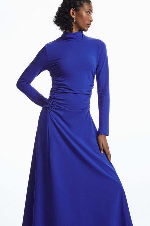 Голубое платье миди с высоким воротником с оборками