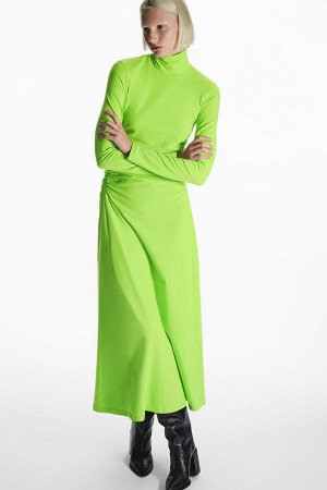 Зеленое платье миди с высоким воротником и волорами