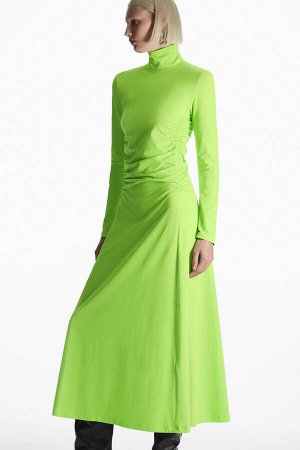 Зеленое платье миди с высоким воротником и волорами