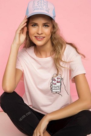 Розовая футболка с вышивкой и принтом на спинке