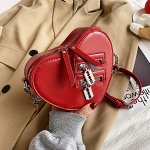 Сумка женская, красная, в форме сердца, со стильной фурнитурой, длина 18см, высота 15см, ширина 6см, лямка 120см
