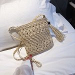 Сумка женская, белая, вязаная, с подвеской и длинным ремешком, длина 22см, высота 20см, ширина 3см