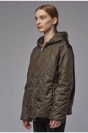 Куртка Короткая утеплённая женская куртка PLX RA 10231 прямого силуэта на молнии с капюшоном. Ромбовидная стежка, свободный крой. Нижние карманы в боковых швах. По низу изделия и по капюшону идет утяг