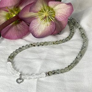 Колье с подвеской "Сердце" из Пренита и Селенита