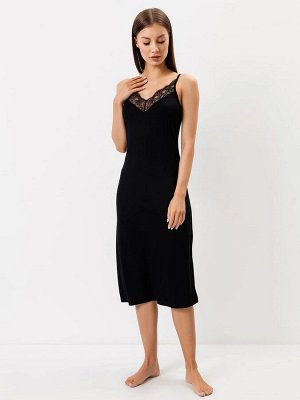 Платье-комбинация в черном цвете с кружевными деталями