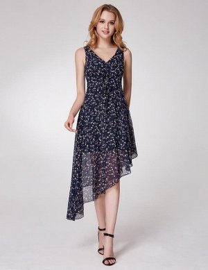 Романтичное тёмно-синее платье с мелким цветочным рисунком и асимметричным подолом