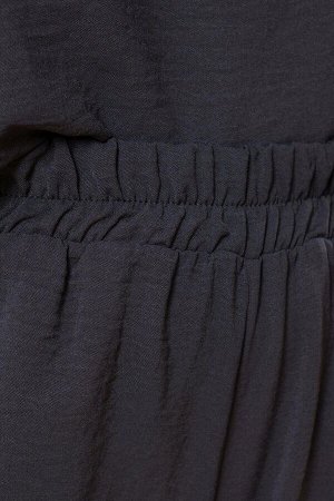 Комплект  Комплект блуза и брюки. Блуза свободного силуэта. Вырез горловины лодочка. Выполнены из эластичной плательной ткани турецкого плотного шифона. Расцветка черный. Низ на сборке из шляпной рези