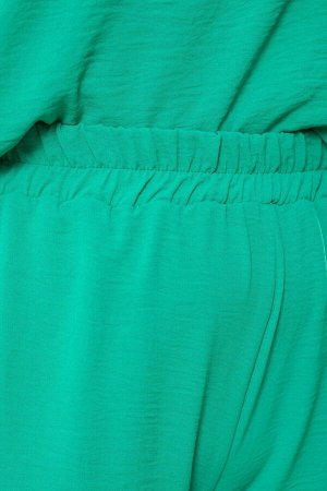 Брюки Стильные брюки, модель трубы. Выполнены из эластичной плательной ткани турецкого плотного шифона. Расцветка зеленый. Пояс на широкой резинке. Клёш от бедра. С карманами. Прекрасно подойдет для л