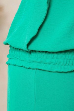 Блуза Блуза свободного силуэта. Вырез горловины лодочка. Выполнены из эластичной плательной ткани турецкого плотного шифона. Расцветка зеленый. Низ на сборке из шляпной резины. Края на закрутке. Без п