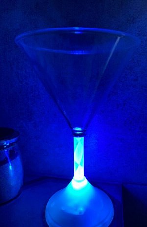 Светящийся бокал под мартини
