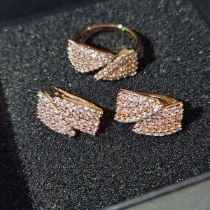 Шикарный комплект ювелирной бижутерии с позолотой, серьги с розовыми камнями, кольцо безразмерное, 43287, арт.947.128
