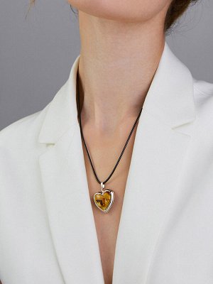Медальон в форме сердца, украшенный натуральным янтарём
