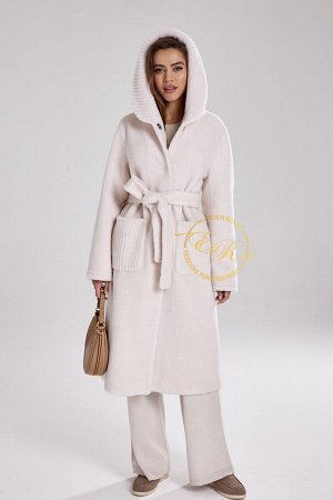 Белая шубка-пальто из стриженной шерсти