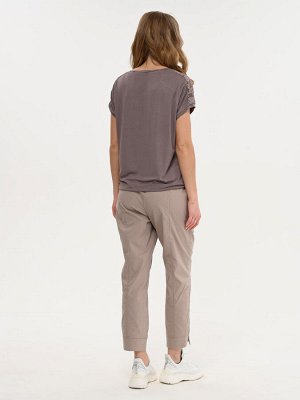 Футболка Футболка из вискозы в стиле OVERSIZE. Крученая отделка горловины и кружевные вставки делают ее уникальной и необычной. 100% натуральный состав отлично пропускает воздух и впитывает влагу, что