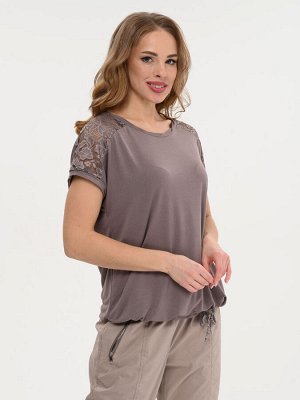 Футболка Футболка из вискозы в стиле OVERSIZE. Крученая отделка горловины и кружевные вставки делают ее уникальной и необычной. 100% натуральный состав отлично пропускает воздух и впитывает влагу, что