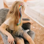 Украсим девичьи косы: пряди, заколки, банты и резинки