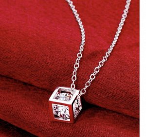 Ожерелье с кулоном куб