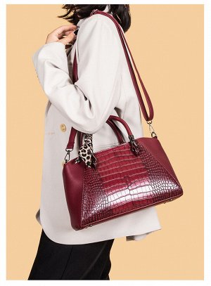 Комплект женских сумок из экокожи с текстурой "Крокодил" цвет красный