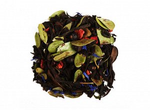 чай Смесь классических сортов чёрного чая, зелень толокнянки, василёк, ягоды можжевельника и клубники, не содержит ароматизаторов.