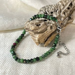 Браслет из Цоизита с включением Рубина