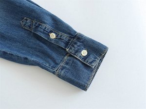 Женская джинсовая рубашка со спущенным плечом