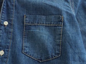 Женская джинсовая рубашка со спущенным плечом